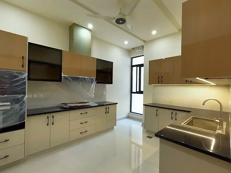 Kitchen with fitted cabinets, black countertops and a double sink in the D-12/2 house